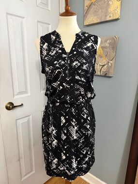 Banana Republic Size Medium Black & White Abstract Sleeveless Dress